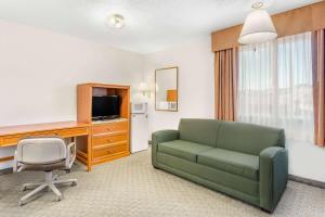 TV a/nebo společenská místnost v ubytování Super 8 by Wyndham Price