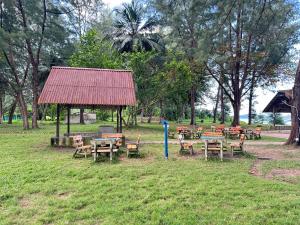 un groupe de tables et de chaises dans un parc dans l'établissement Desaru beach stay Tiara residences, à Bandar Penawar 5 autres photos