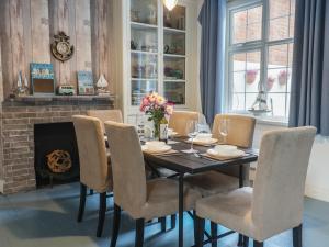une salle à manger avec une table et des chaises et une cheminée dans l'établissement 18 Chamberlaine Road, à Weymouth