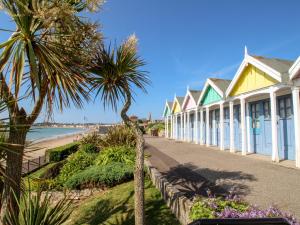 une rangée de maisons colorées sur la plage dans l'établissement 18 Chamberlaine Road, à Weymouth