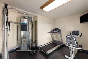 Fitness centrum a/nebo fitness zařízení v ubytování Days Inn by Wyndham Maui Oceanfront