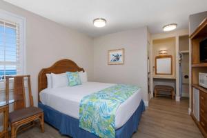 Postel nebo postele na pokoji v ubytování Days Inn by Wyndham Maui Oceanfront