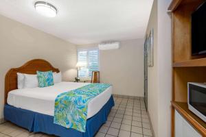 Postel nebo postele na pokoji v ubytování Days Inn by Wyndham Maui Oceanfront