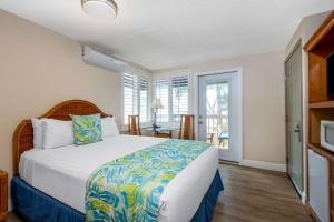 Postel nebo postele na pokoji v ubytování Days Inn by Wyndham Maui Oceanfront
