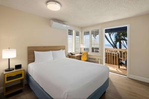 Postel nebo postele na pokoji v ubytování Days Inn by Wyndham Maui Oceanfront