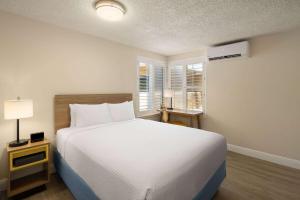 Postel nebo postele na pokoji v ubytování Days Inn by Wyndham Maui Oceanfront
