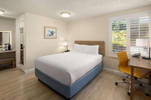 Postel nebo postele na pokoji v ubytování Days Inn by Wyndham Maui Oceanfront