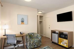 TV a/nebo společenská místnost v ubytování Days Inn by Wyndham Maui Oceanfront
