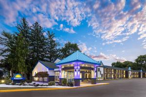 Una representación de un hotel con un edificio. en Days Inn & Suites by Wyndham Albany, en Albany