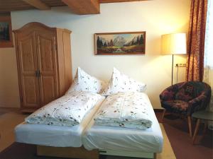 Postel nebo postele na pokoji v ubytování Appartement im Dorf