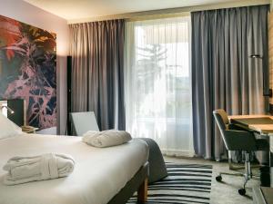 Postel nebo postele na pokoji v ubytování Novotel Narbonne Sud A9/A61