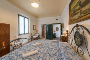 Tempat tidur dalam kamar di Agriturismo Santa Croce