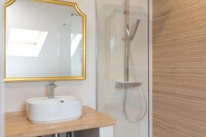 A bathroom at Duplex moderne - Capitole - Métro - T2 haut de Gamme