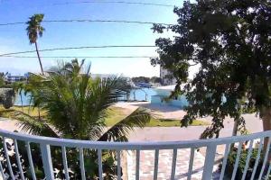 Ocean Nest in Key Colony Beach内部或周边的泳池