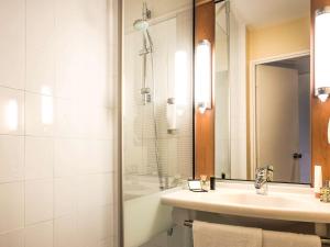 a bathroom with a sink and a shower at ibis Paris Montmartre Sacré-Coeur in Paris