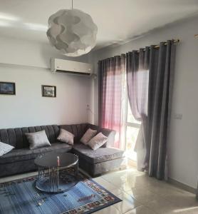New cairoにある3 bedrooms apartment in Al Rehab cityのソファとテーブルのあるリビングルーム