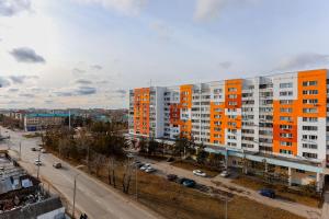 una vista aerea di una città con edifici di 1 комнатная квартира в новом ЖК Панорама Парк на ул Темирбаева 50 a Qostanay
