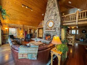 Χώρος καθιστικού στο PERLEY POND LODGE LIMIT 14 villa +47 φωτογραφίες