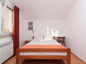 Postel nebo postele na pokoji v ubytování Apartments Ceja near sea