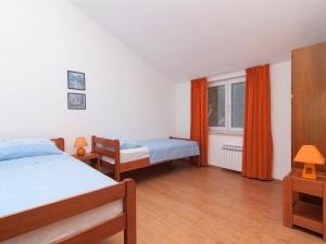 Postel nebo postele na pokoji v ubytování Apartments Ceja near sea