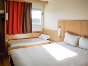 Postel nebo postele na pokoji v ubytování ibis Marseille Provence Aéroport