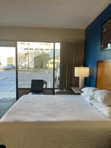 Postel nebo postele na pokoji v ubytování Days Inn by Wyndham Virginia Beach At The Beach