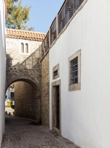 an entrance to a white building with an archway at Torre de Maneys in Óbidos