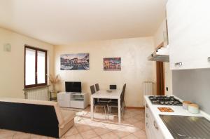 Η κουζίνα ή μικρή κουζίνα στο Rovato entire apartment in the capital of Franciacorta +35 φωτογραφίες