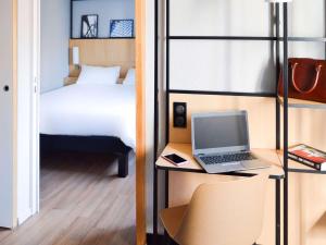 Postel nebo postele na pokoji v ubytování Ibis Paris Tour Eiffel Cambronne 15ème