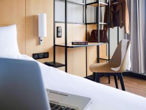 Postel nebo postele na pokoji v ubytování Ibis Paris Tour Eiffel Cambronne 15ème