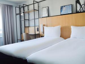 Postel nebo postele na pokoji v ubytování Ibis Paris Tour Eiffel Cambronne 15ème