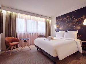 Postel nebo postele na pokoji v ubytování Mercure Paris La Défense
