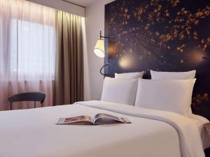 Postel nebo postele na pokoji v ubytování Mercure Paris La Défense + 37 fotografií