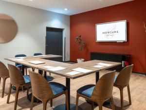 sala konferencyjna ze stołem i krzesłami w obiekcie Hotel Mercure Wien City w Wiedniu