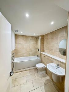 Ένα μπάνιο στο Gorgeous 2 bed apartment with free parking near, Sefton Park, Palm House, Lark Lane, Liverpool and Everton football clubs