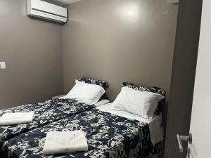 Ένα ή περισσότερα κρεβάτια σε δωμάτιο στο Casa 10 COND BRISAS DO FAROL n 07