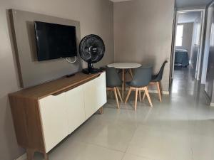 Μια τηλεόραση ή/και κέντρο ψυχαγωγίας στο Casa 10 COND BRISAS DO FAROL n 07