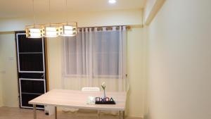 チェンマイにあるTofu House CNX Near Nimman-Airport 4 Bedroom 6 Bed with 3 Bath roomのテーブルと窓のあるダイニングルーム +36枚の写真