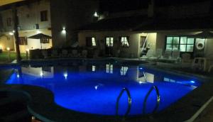 בריכת השחייה שנמצאת ב-Hotel Aybal או באזור