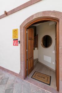 Una puerta a una habitación con un cartel que dice hogar en LOFT 360º VIEW - La Casa de la Esquina, en Tejeda