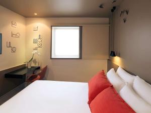 a bedroom with a white bed and a window at Mercure Porto Centro Santa Catarina in Porto