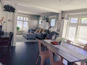 Posezení v ubytování Walker's Paradise 1 with 2 free parking lots + 61 fotografií