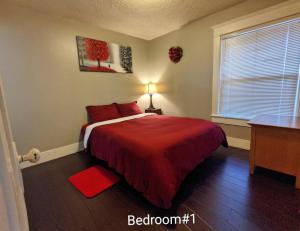 Postel nebo postele na pokoji v ubytování Walker's Paradise 1 with 2 free parking lots