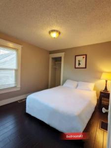 Postel nebo postele na pokoji v ubytování Walker's Paradise 1 with 2 free parking lots