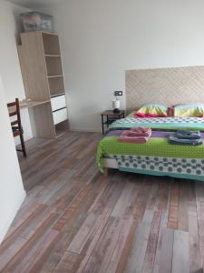 ロンジュヴィル・シュル・メールにあるLogement PMR, chez Nathalieのベッドと木の床のある寝室