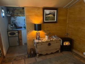 a room with a table with a lamp on it at Casa kintsugi in Masquefa