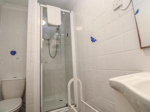 Un baño con ducha, inodoro y lavabo. en 16 Seaspray, en Truro