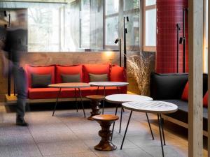 Uma área de estar em ibis Genève Aéroport