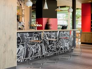 Um restaurante ou outro lugar para comer em ibis Genève Aéroport