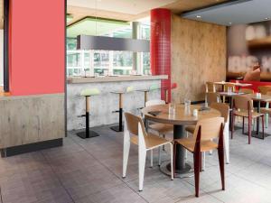 Um restaurante ou outro lugar para comer em ibis Genève Aéroport